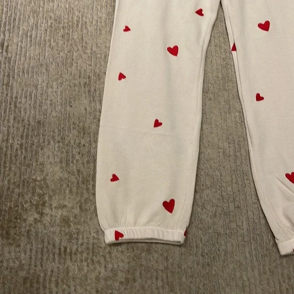 Monrow beige with red heart joggers - Picture 3 of 4
